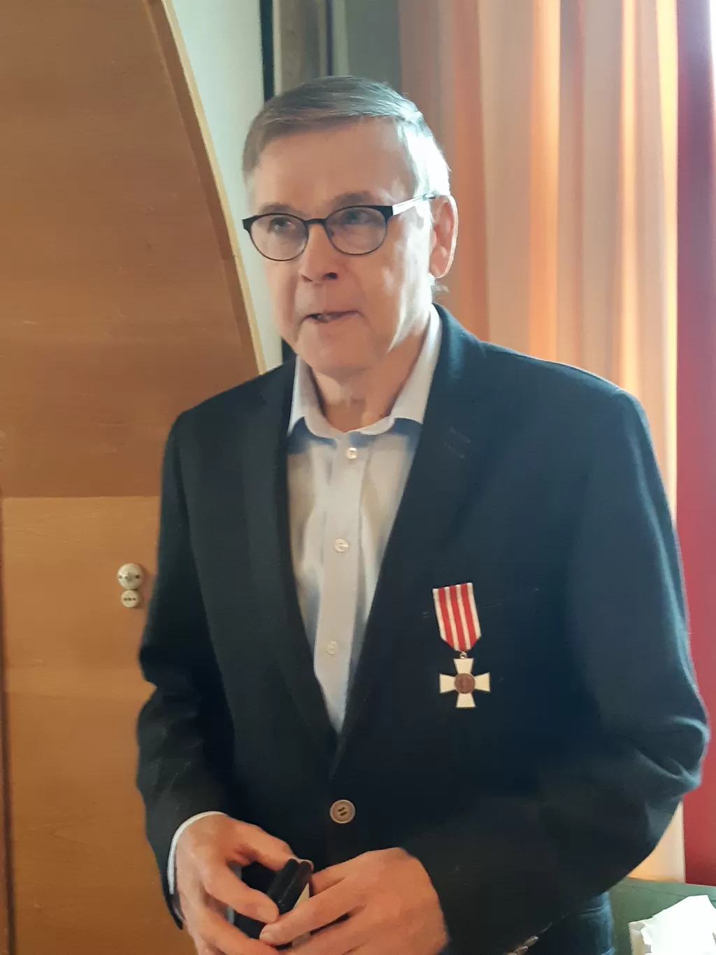 Heikki Mettomäki vastaanotti Sotainvalidien ansioristin Porissa pidetyssä kokouksessa. 