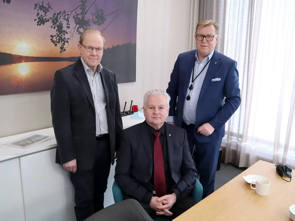 Sastamalan, Satakunnan ja Satapirkan Osuuspankit yhdistyvät 1. toukokuuta 2022 alkaen. Kuvassa vasemmalta OP Satapirkan hallintoneuvoston puheenjohtaja Esa Ala-Kantti, hallituksen puheenjohtaja Jouni Nieminen ja toimitusjohtaja Antti Suomijärvi.
