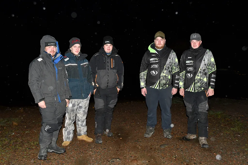 Joonas Jaakkola (vas.), Jiri Pentti, Joni Mäkipää, Teemu Salomäki ja Niklas Mäkinen valmistautuivat Hauenkalastajat Open -kisaan lauantaiaamun pimeydessä Parkanonjärvellä. Venerannan valaistus olisi yksi kalastajien toiveissa olevista parannuskohteista.