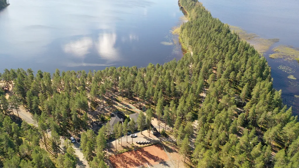 Pyhäniemen alueelle suunnitellaan karavaanialuetta metsäpalstalle, jonka raivaamisen Kihnön tekninen lautakunta kilpailuttaa uudelleen. Suunnittelualue sijoittuu läheisen Aittolammen, ei kuvassa olevan Kankarinjärven, rantaan.