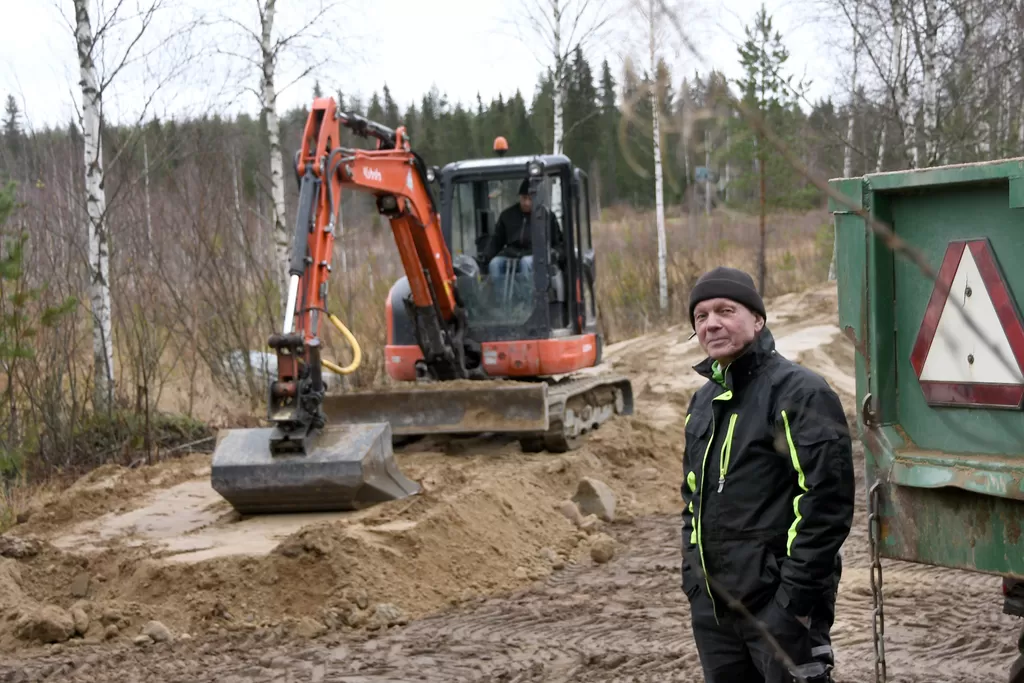 Jukka Jylhän maalla oleva kosteikko kasvattaa kokoaan puolesta hehtaarista 3,8 hehtaariin. Kaivurilla maavallia kasaa urakoitsija Wiljam Murto.