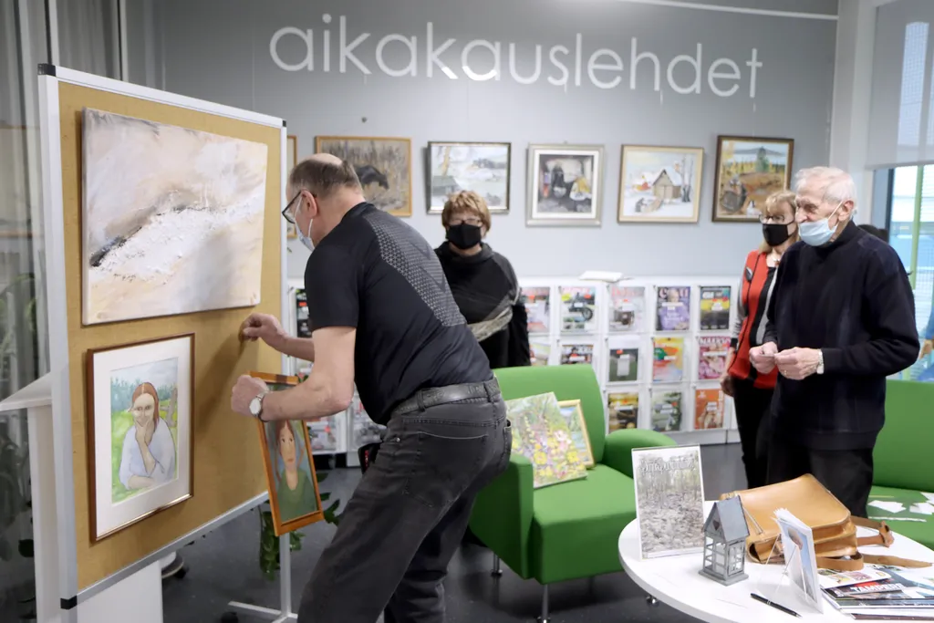 Umbran vuosinäyttelyä kokoamassa Tapani Erola, Tellervo Harju, Inari Kohtala ja Jorma Matikainen.