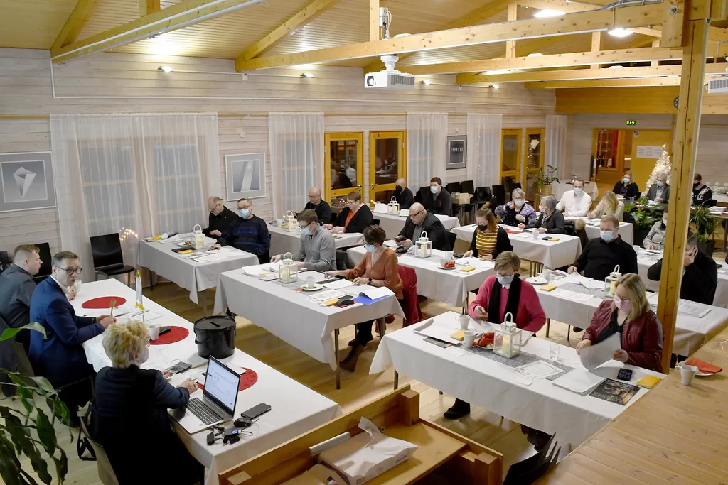 Kihniön tämänhetkinen, 21-päinen kunnanvaltuusto aloitti kautensa kesken koronaviruspandemian.