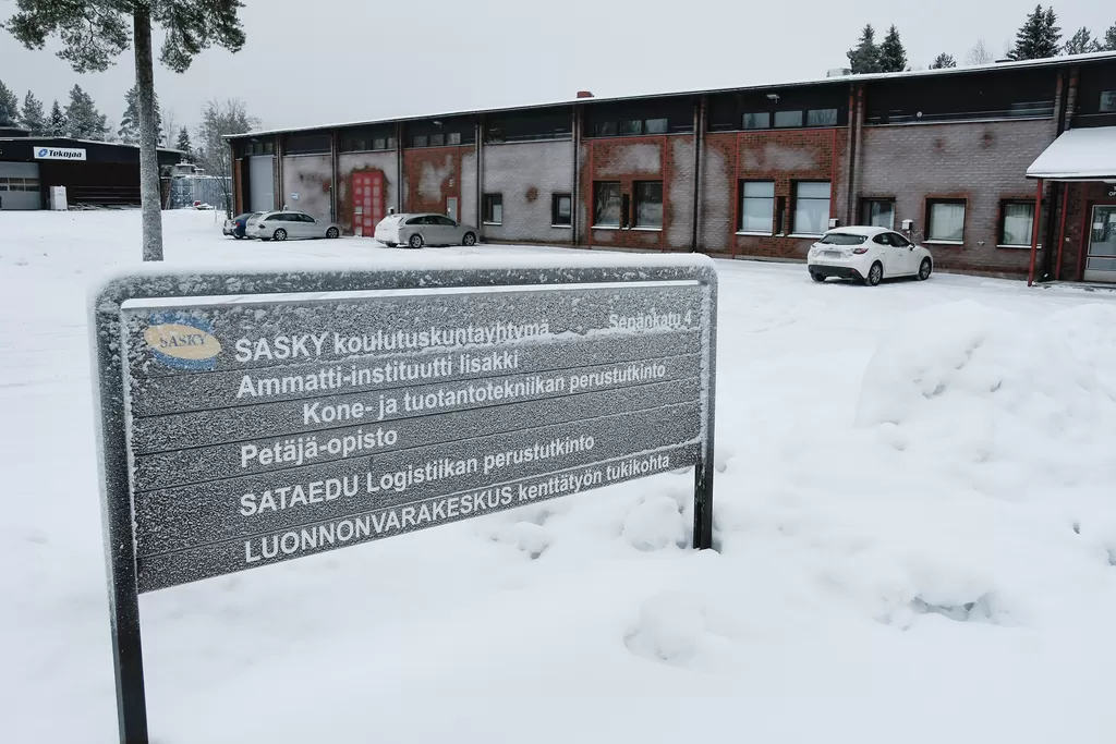 SAK:n Parkanon alueen paikallisjärjestön mielestä toisen asteen ammatillisen koulutuksen painopiste on kellahtanut liikaa työssä oppimisen puolelle. Teoriaopetus kärsii eivätkä ammattiin valmistuvat opi edes kaikkia perustaitoja.