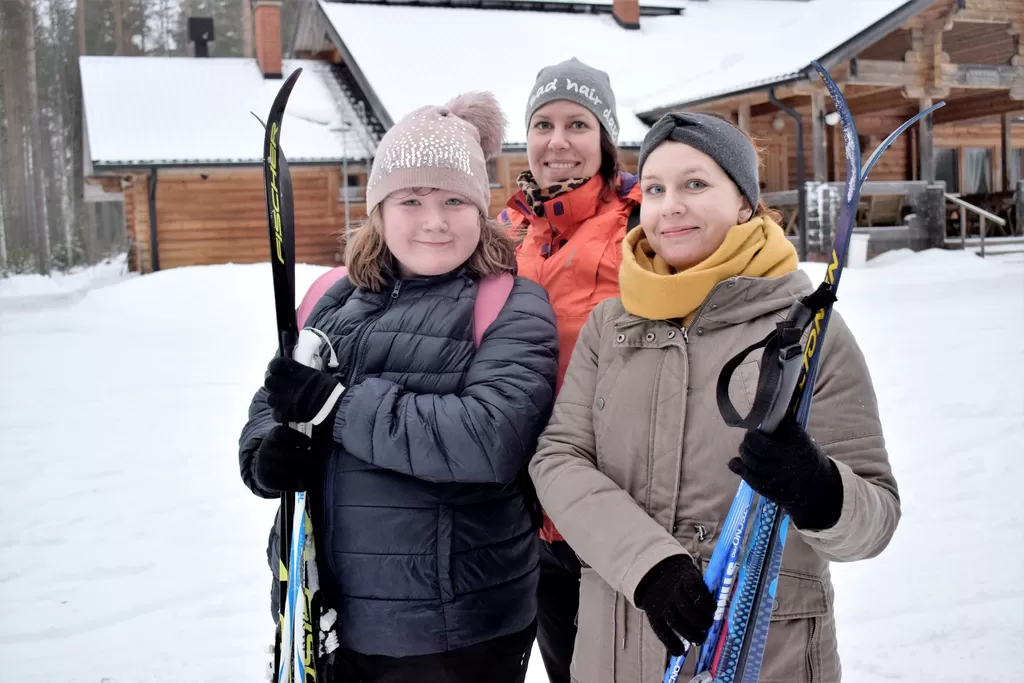 Laura Jarva, Sini Yli-Knuuttila ja Sari Yli-Knuuttila kuvattuna Kihniönkylän Erä-Veikkojen majan maisemissa viime sunnuntai-iltapäivänä.