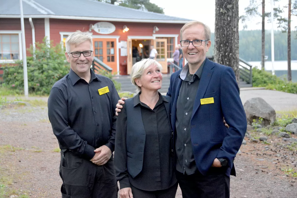 Tänä keväänä Käenkoskella pidetään kymmenen tanssi-iltaa, joiden toteutuksesta vastaavat Parkanon Pienpalveluiden Ari Nurmenrinta sekä Tampereen tanssikeskuksen Marja Selander ja Timo Mäenpää. Arkistokuva on kahden vuoden takaa, kun sama kolmikko aloitti tanssien järjestämisen epäonnisesti juuri koronan iskiessä.