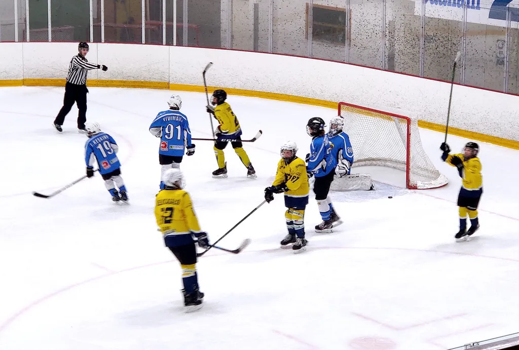 Parkanon Kiekon U14-joukkue (keltapaitaiset) pelaa viimeisen lohkopelinsä lauantaina Parkanossa. Viikon kuluttua edessä on lohkon playoff-pelit, joihin PK lähtee ykköstilalta. Kuva on otettu syksyllä Kangasalan jäähallissa.