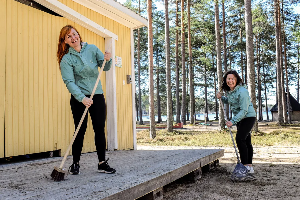 Annika Rajala ja Margit Hellgrén kertovat, että tulevan lauantain Geo Wellbeing on ulkoilmatapahtuma. Luennot pidetään Pyhäniemen kesäteatterin näyttämöllä.