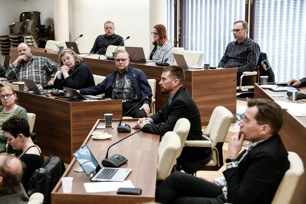 Perttu Kovesjärvi (edessä) olisi palauttanut Kallion päiväkodin katon uusimiseen tarvittavan määrärahan takaisin valmisteltavaksi. Juha Mustajärvi (kuvassa keskellä) piti katon korjaamista huonoista vahtoehdoista vähiten huonona.
