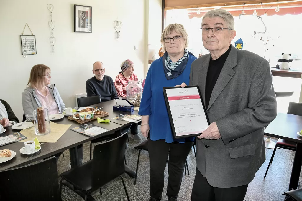 Leo Rikala luovutti Parkanon aivokerhon puheenjohtajuuden Heli Sampakoskelle.