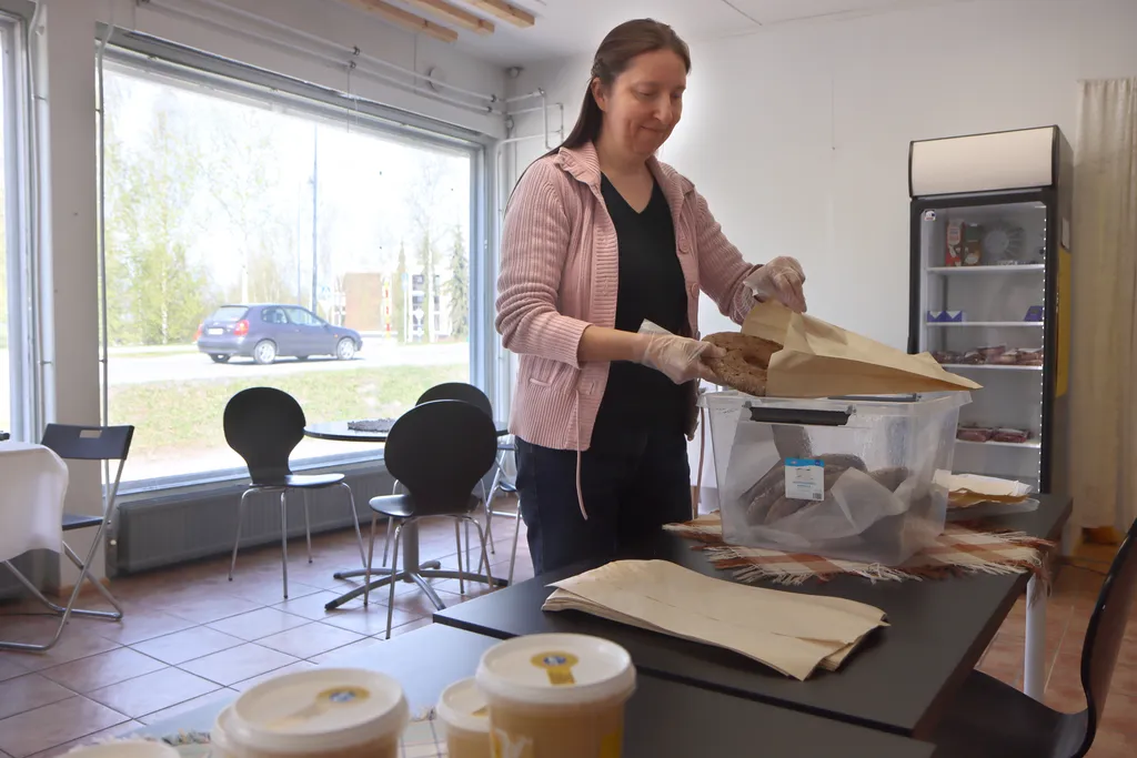 Johanna Karjalaisen puodissa on vaihdellen myytävää eri tuottajilta. Tässä parkanolaista hunajaa sekä paikallisen ruisleivän leipojan tuoreita leipomuksia. 