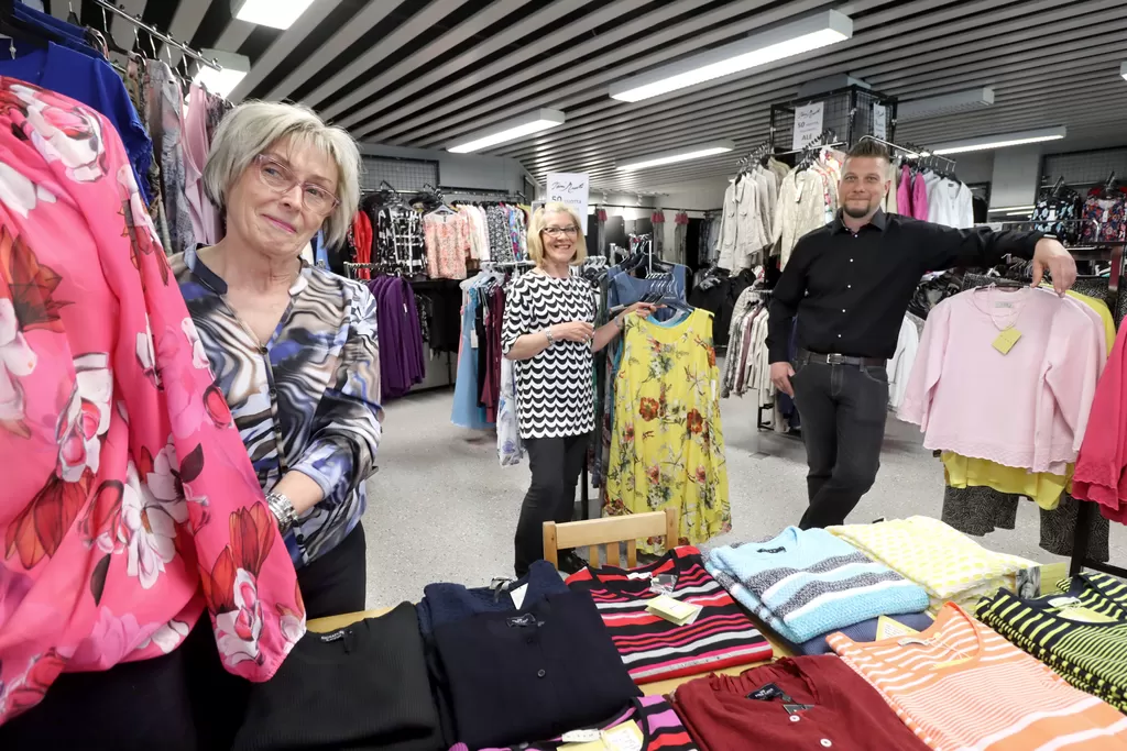 Marita Keskitalo on palvellut asiakkaita 50 vuotta täyttävässä karvialaisessa Pirni Muodissa 45 vuoden ajan. Erikoisliikkeen perustaja Pirjo Nivus tuuraa toisinaan yrityksessä, jonka toimintaa jatkaa hänen poikansa Jori Nivus.