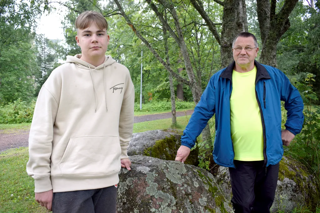 Nuorten SM-kisoihin Nurmijärvelle matkaava Riki Honkanen ja pitkään tämän valmentajana toiminut Timo Jalonen.