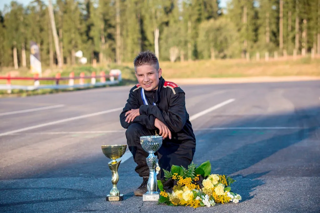 Crosskart-kuljettaja Joonatan Ylilammin on helppo hymyillä, kun kotiinviemisiksi tuli SM-kisoista kulta- ja hopeapokaalit.