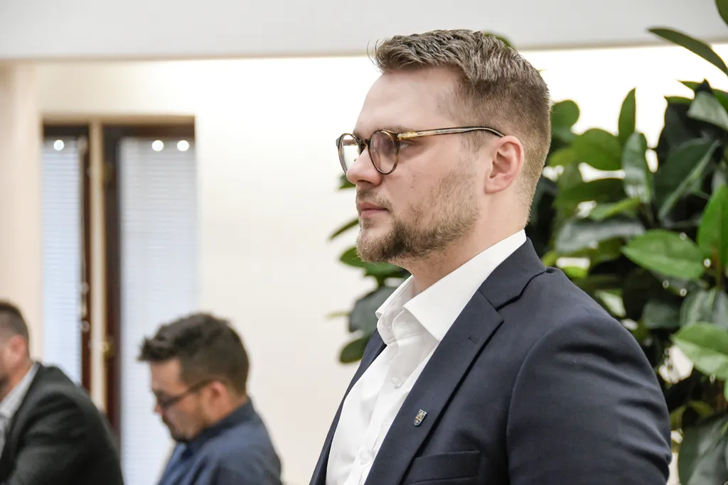 Vs. kaupunginsihteeri Risto Uotila siirtyy vuodenvaihteessa lennossa Parkanon kaupungin palveluksesta Lahden kaupunginkanslian hallintopäälliköksi .