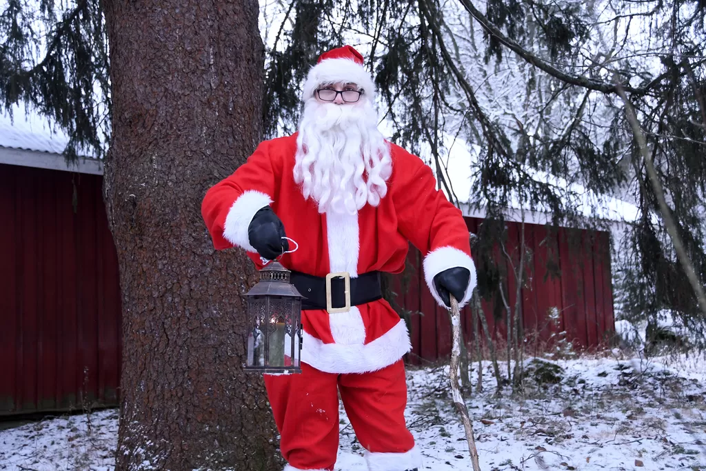 Ikuisuuskysymys kuuluu, miten joulupukki ehtii käydä vuorokauden sisällä kaikissa maailman kodeissa. Vastausta siihen ei saatu tässäkään haastattelussa, sillä pukin mukaan kyseessä on ammattisalaisuus.