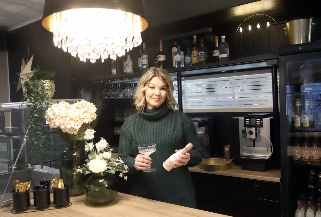 Mira Päljänojan kallein investointi on ammattikäyttöön tarkoitettu erikoiskahviautomaatti. Kahvila-bistrossa on myös anniskeluoikeudet.