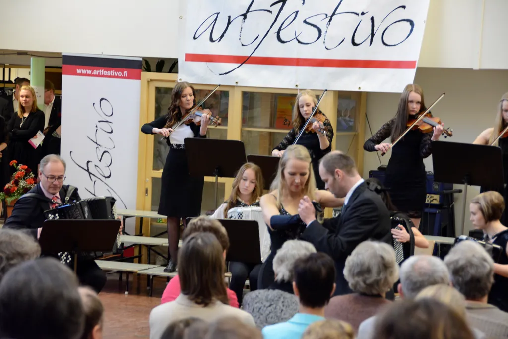 Art Festivossa on vuosien varrella koettu monenlaisia kulttuurielämyksiä. Kuva vuodelta 2014 Ylä-Satakunnan musiikkiopiston juhlavuoden pääjuhlasta yhteiskoulun salissa.