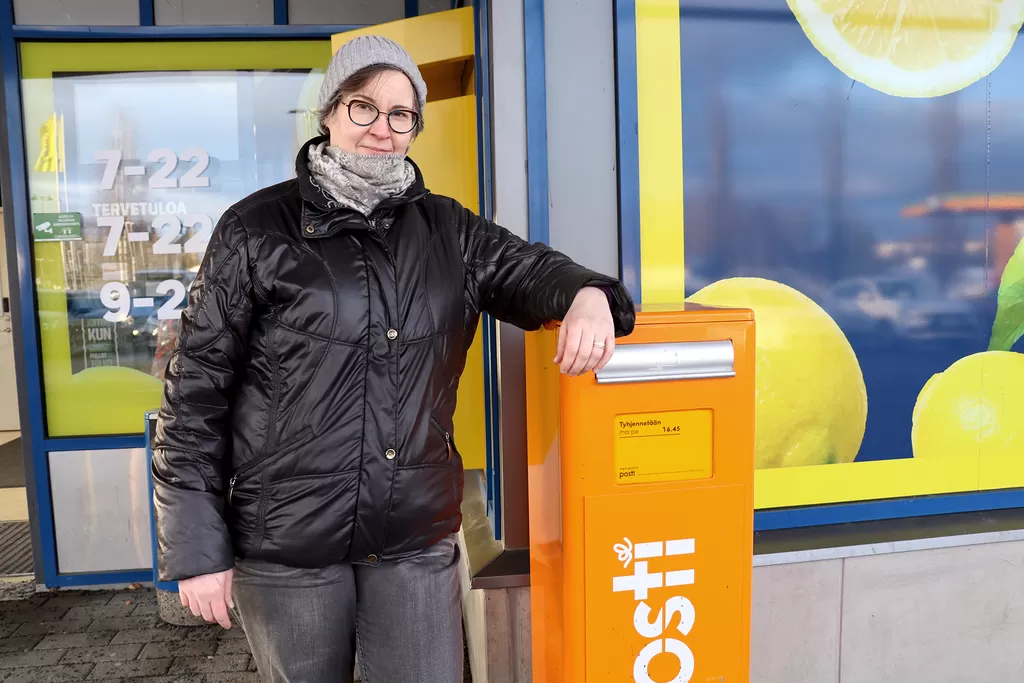 Parkanolainen Viktoria Virsi on sitä mieltä, että postin kulku on hidastunut aiempaan verrattuna. Joskus hän sai muistutuslaskun, vaikka alkuperäistä laskua ei oltu toimitettu. Hänen kokemuksensa mukaan on helpompi maksaa lisämaksu kuin alkaa selvittää asiaa. Tästä syystä heidän perheessä on siirrytty e-laskuihin.
