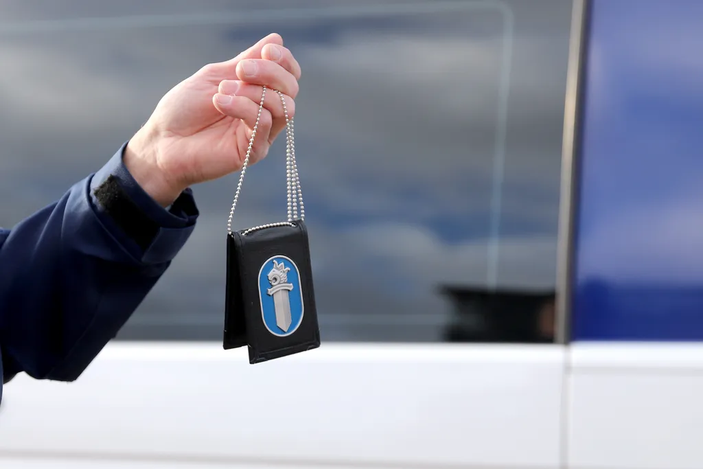 Rikolliset saattavat lähettää huijausviestejä jopa poliisin nimissä.