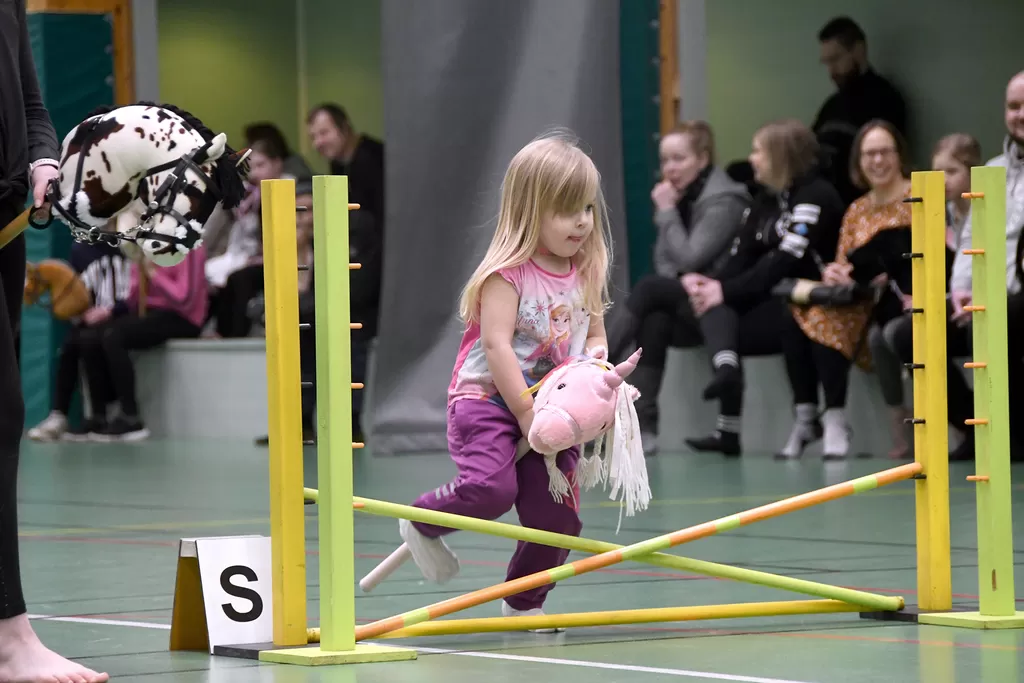 Kaksivuotias Sofiella Jahila oli päivän nuorin kilpailija.