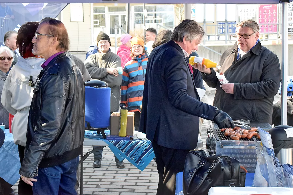 Luopuva kansanedustaja Martti Mölsä grillasi makkaroita Sinisen tulevaisuuden teltalla vuoden 2019 eduskuntavaalien alla. Silloinen ulkoministeri Timo Soini annosteli sinappia. Äänestäjiä palvelemassa myös Reijo Ojennus.