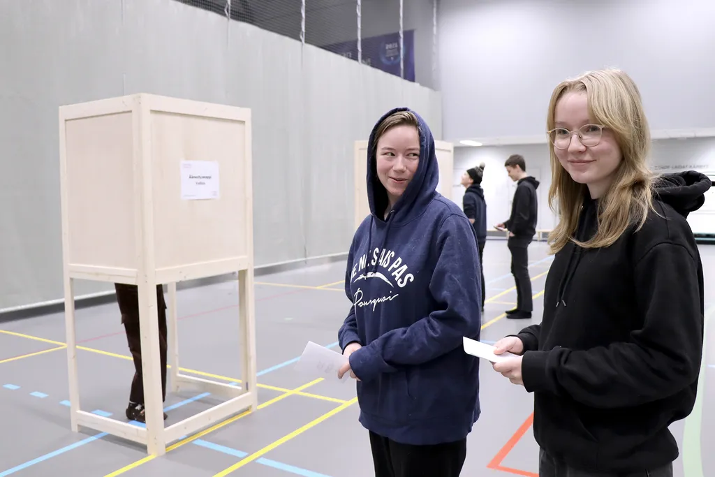 Ensimmäistä vuotta lukiossa opiskelevat Fanny Keskinen ja Riina Kallio äänestivät heti ensimmäisellä välitunnilla.