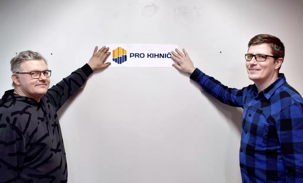 Pro Kihniö ry:n hallituksen jäsen Mika Korkiakoski ja puheenjohtaja Hannu Koivistoinen katsastamassa yhdistyksen tukemaa Kihniön Urheilijoiden kamppailusalia.