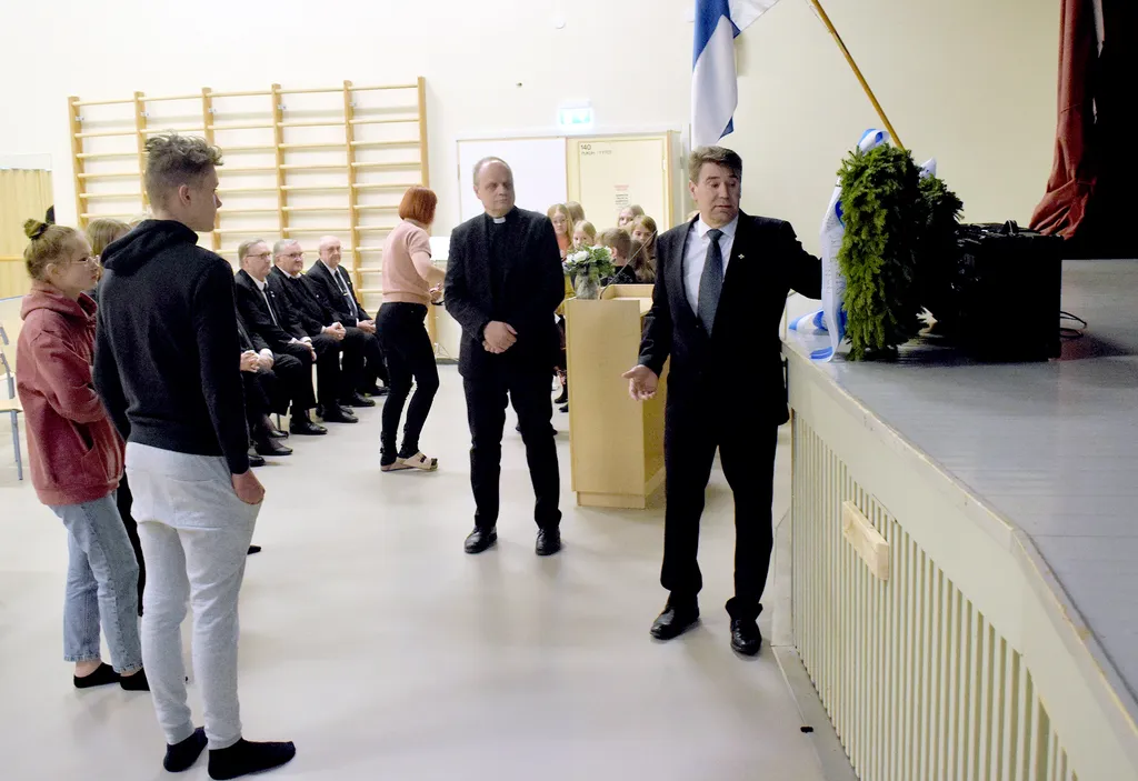 Kihniön viimevuotinen kansallisen veteraanipäivän juhla pidettiin yhtenäiskoululla, koska veteraaniperinnettä halutaan välittää etenkin nuorille. Kuvassa oikealla Kihniön Sotaveteraanit ry:n puheenjohtaja Tapani Risku. 