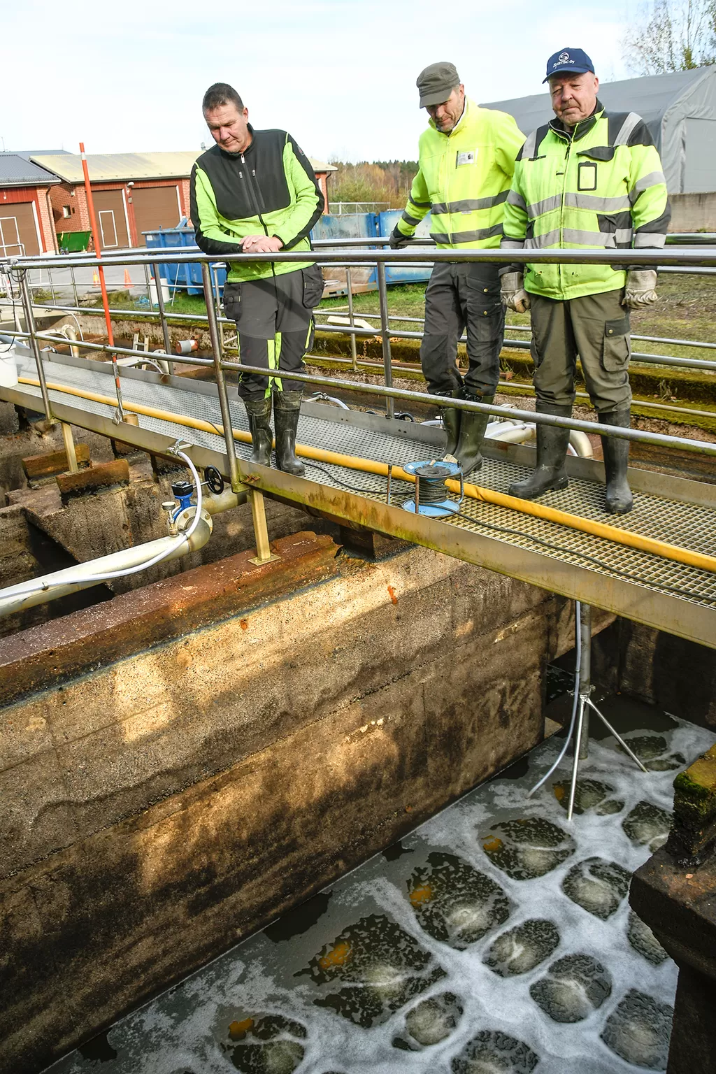 Hyvin ilmastaa, totesivat Olli Majuri, Pentti Kangas ja työn valvoja Kyösti Ylirahnasto, kun laitteistoa testattiin asennustyön jälkeen.
