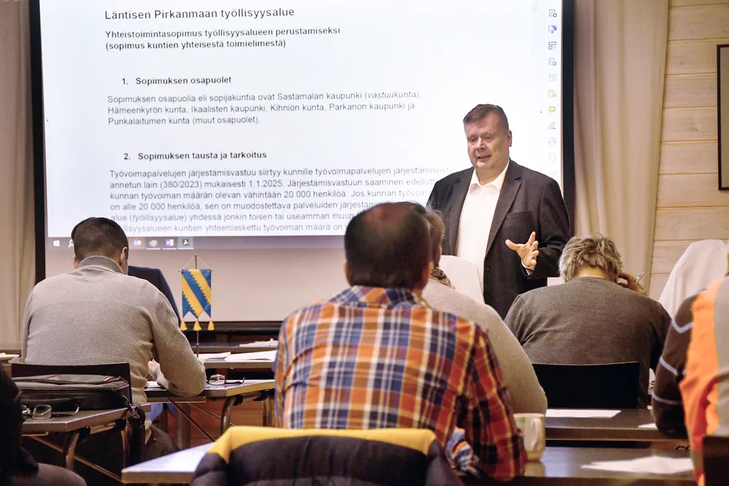 Kihniön kunnanjohtaja Petri Liukku esitteli kunannvaltuusto kokouksessa Läntisen Pirkanmaan työllisyysalueen perustamissuunnitelmia.