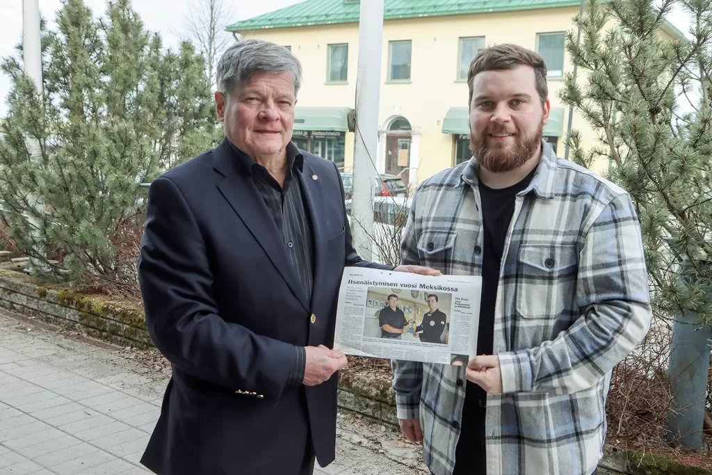 Parkanon Rotaryklubin presidentillä Pertti Kohtalalla ja tuoreella jäsenellä Kristian Lehtisellä käsissään lehtileike vuodelta 2014. Tekstissä kerrotaan Lehtisen Meksikon-vuosivaihdosta paikallisklubin kautta.