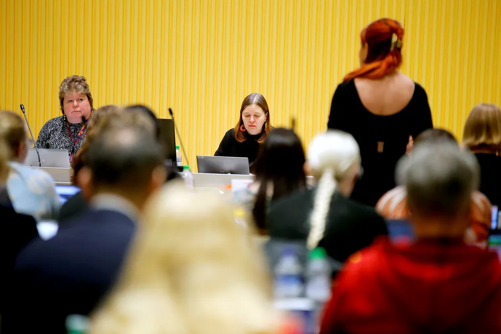 Maanantain aluevaltuuston kokous kesti lähes kahdeksan tuntia. Puheenjohtaja Johanna Loukaskorpi (sd) joutui moneen otteeseen puuttumaan puheenvuorojen kestoon. 