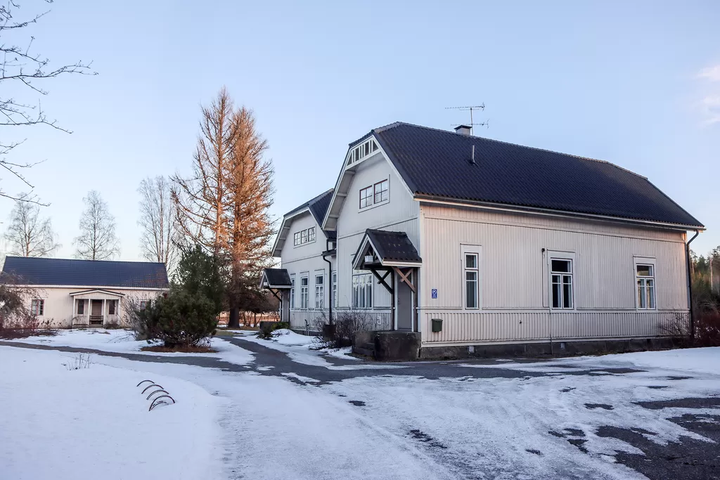 Vuonna 1920 rakennettu pappila tulee myyntiin ulkorakennuksineen ja irtaimistoineen.