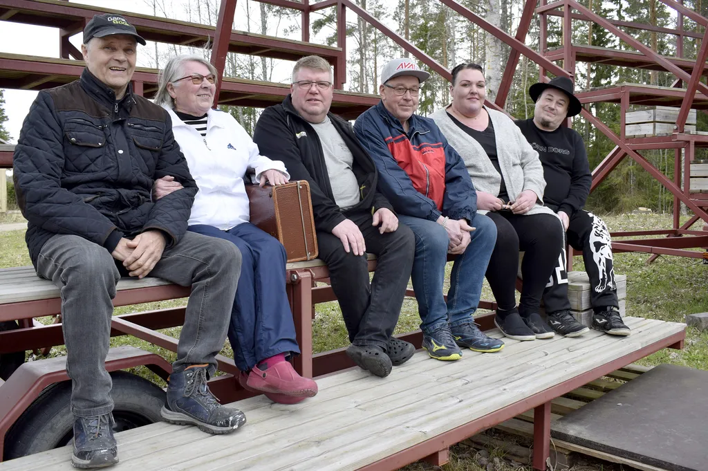 Seniori sinkkuristeilyn tekijäkaarti eli Jari Järventausta, Aila Pekkala, Teemu Ojala, Risto Björn, Johanna Niemenmaa-Niemelä ja Sami Niemelä.