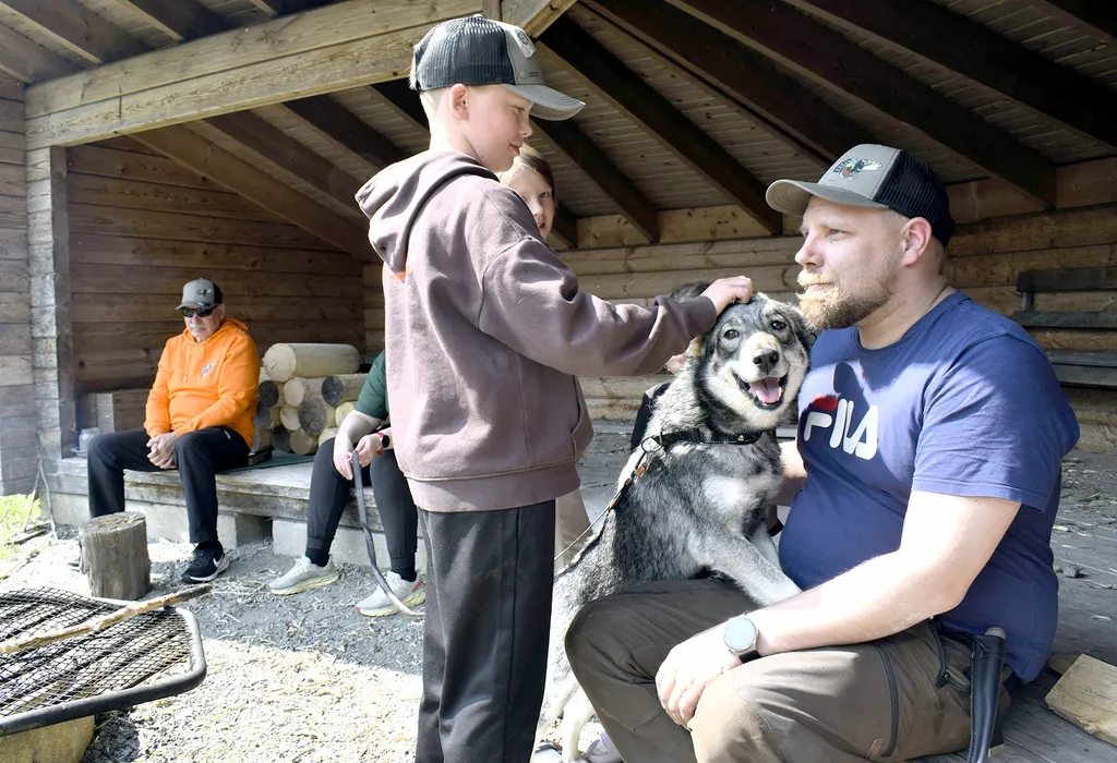 Leirin yhtenä vetäjänä toiminut Mikko Vuollet (oik.) kertoi, että metsästyskoiria ja niiden omistajia oli helppo saada vierailemaan Metsolle, vaikka ajankohta oli keskellä arkipäivää. Yksi vierailijoista oli jämtlanninpystykorva Piina, jota kuvassa silittää karvialainen Eino Nivus.