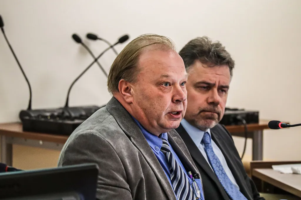 Kaupunginvaltuuston uusi puheenjohtaja Tapio Ristamäki, sd, lupasi lyhyessä linjapuheessaan jakaa vastuuta myös varapuheenjohtajille. Kuulolla kaupunginjohtaja Aki Viitasaari.