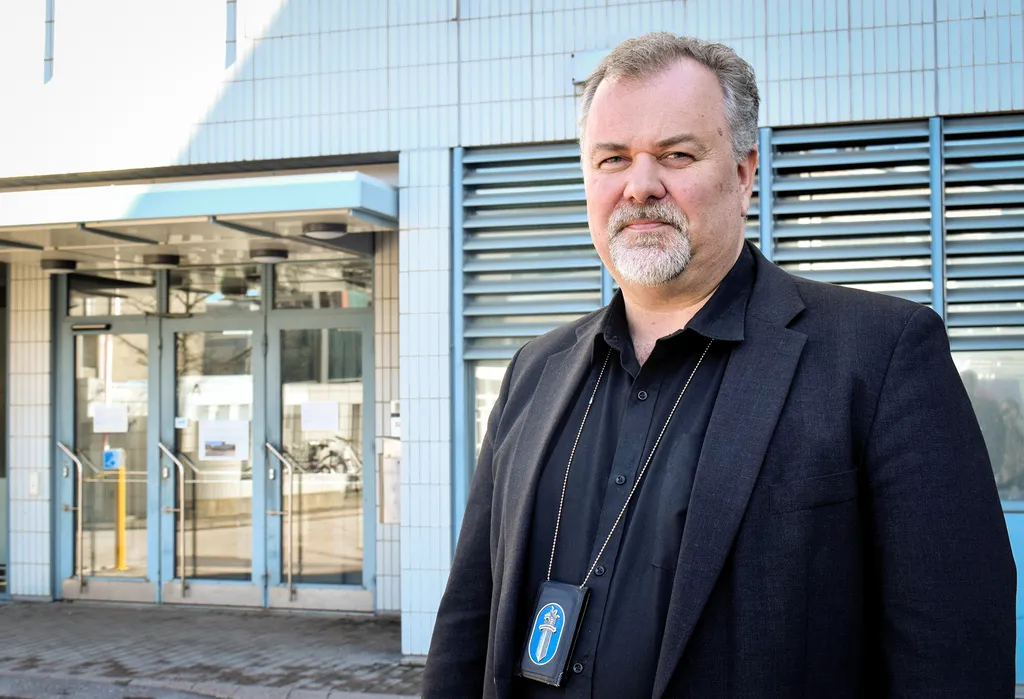 Rikosylikomisario Sakari Tuominen johtaa tietoverkkoavusteisten rikosten tutkintayksikköä.